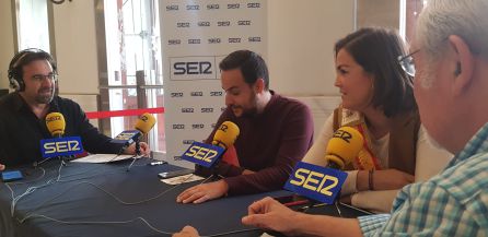 En la imagen de izda a derecha: Miguel Meroño; David Martínez, concejal del Área de Cultura e Igualdad y pregonero del Carnaval de Cartagena; Lara Varela, reina del carnaval cartagenero de la comparsa Salgueiro y de espaldas Juan Manzanares, autor de nuestra sección 'Efemérides de Cartagena'. En la imagen de izda a derecha: Miguel Meroño; David Martínez, concejal del Área de Cultura e Igualdad y pregonero del Carnaval de Cartagena; Lara Varela, reina del carnaval cartagenero de la comparsa Salgueiro y de espaldas Juan Manzanares, autor de nuestra sección 'Efemérides de Cartagena'.