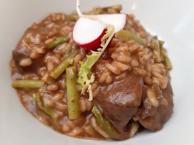 Arroz con venado y espárragos verdes Arroz con venado y espárragos verdes