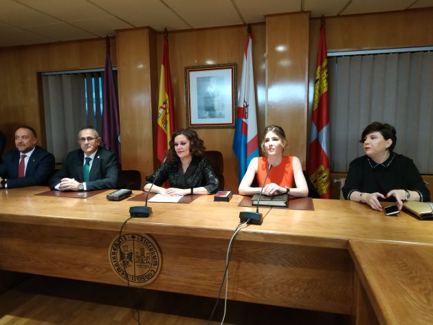 La homenajeada, entre la alcaldesa y la concejala de fiestas La homenajeada, entre la alcaldesa y la concejala de fiestas