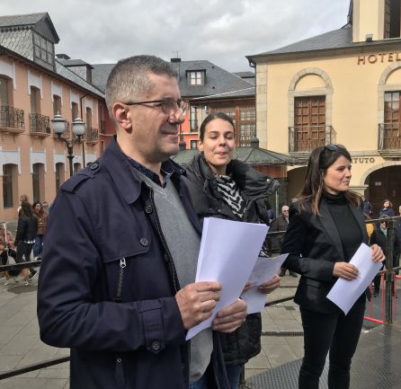 Los encargados de leer el manifiesto Los encargados de leer el manifiesto