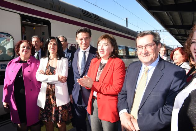 Autoridades dan bienvenida al primer AVANT procedente de Sevilla en la estación de Granada Autoridades dan bienvenida al primer AVANT procedente de Sevilla en la estación de Granada