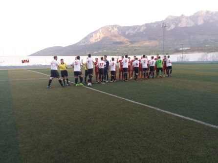 Saludo inicial entre los jugadores de los dos equipos y el trío arbitral Saludo inicial entre los jugadores de los dos equipos y el trío arbitral