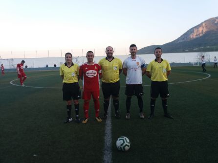 Trío arbitral y capitanes de los dos equipos tras el sorteo de campo y saque inicial Trío arbitral y capitanes de los dos equipos tras el sorteo de campo y saque inicial