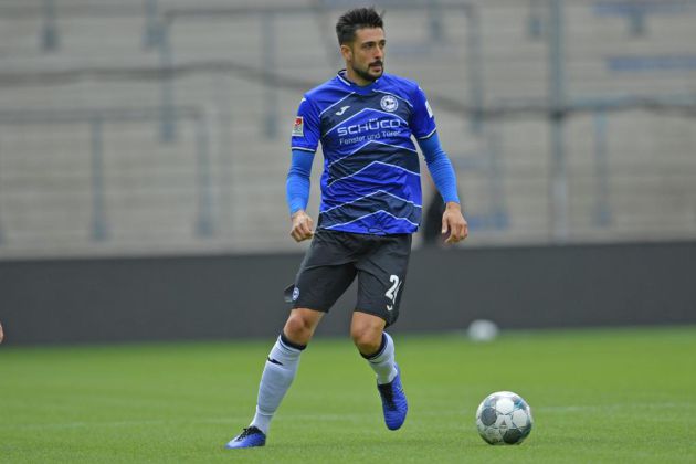 Álex Pérez con la camiseta de su nuevo equipo Álex Pérez con la camiseta de su nuevo equipo
