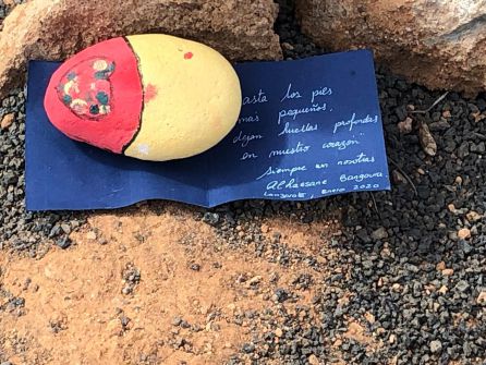 Detalle del mensaje que han dejado sobre la tumba del bebé Detalle del mensaje que han dejado sobre la tumba del bebé