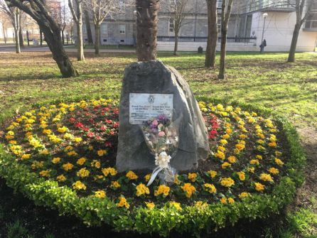 Monolito en recuerdo a Fernando Buesa y Jorge Díez Elorza Monolito en recuerdo a Fernando Buesa y Jorge Díez Elorza