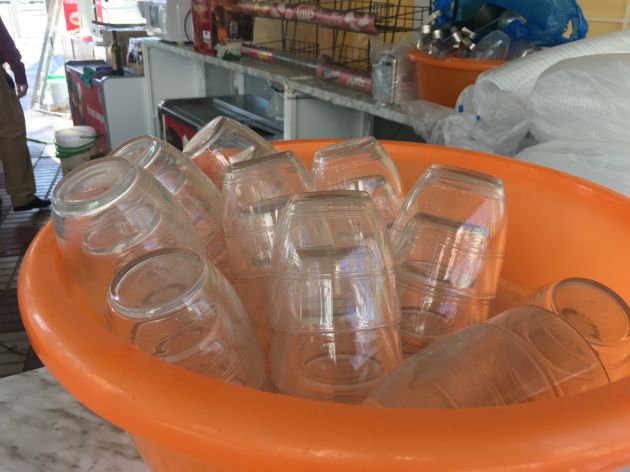 Vasos donde se sirven los caracoles en el puesto Los Patos I. Córdoba Vasos donde se sirven los caracoles en el puesto Los Patos I. Córdoba