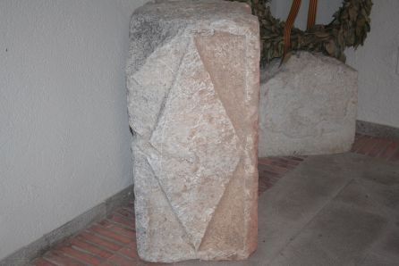 Piedra de época romana, en el claustro del ayuntamiento. Piedra de época romana, en el claustro del ayuntamiento.