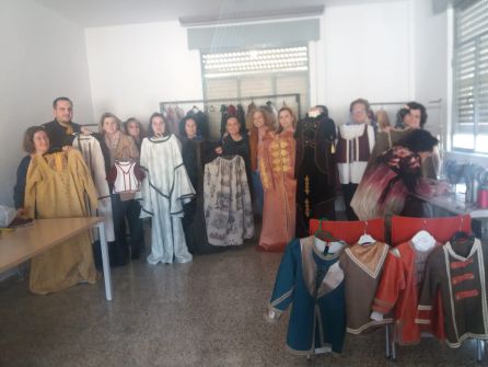 Algunas de las participantes en el taller de trajes medievales muestra sus modelos Algunas de las participantes en el taller de trajes medievales muestra sus modelos