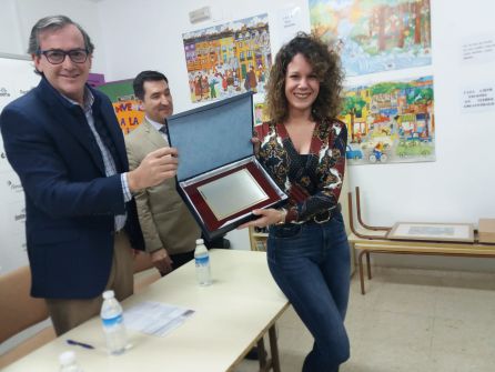 A la tutora del grupo de 3º, María del Carmen Cobo Ortega, también se le entregaba un reconocimiento A la tutora del grupo de 3º, María del Carmen Cobo Ortega, también se le entregaba un reconocimiento