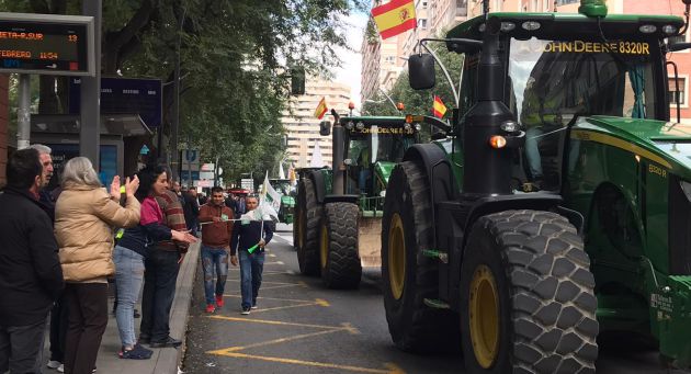 Muchos ciudadanos han apoyado a los agricultores en sus protestas y les aplaudían a su paso Muchos ciudadanos han apoyado a los agricultores en sus protestas y les aplaudían a su paso