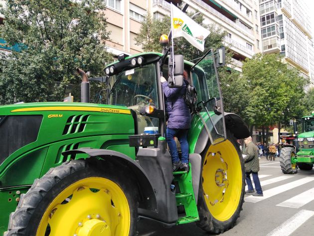 Maica Sánchez entrevista a Gregorio Castejón a bordo de su tractor mientras participa en la tractorada que recorre la Gran Vía de Murcia Maica Sánchez entrevista a Gregorio Castejón a bordo de su tractor mientras participa en la tractorada que recorre la Gran Vía de Murcia