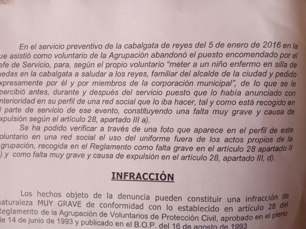 Notificación entregada por la Policía Local a Eduardo Lera Notificación entregada por la Policía Local a Eduardo Lera