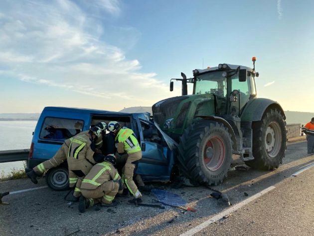 La furgoneta ha quedado atrapada bajo el tractor La furgoneta ha quedado atrapada bajo el tractor