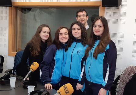 De izquierda a derecha, Irene Domínguez, Sara Hernández, María Argüeso y Paula Velasco junto con Daniel Fernández, uno de los profesores que coordina el programa de debate. De izquierda a derecha, Irene Domínguez, Sara Hernández, María Argüeso y Paula Velasco junto con Daniel Fernández, uno de los profesores que coordina el programa de debate.