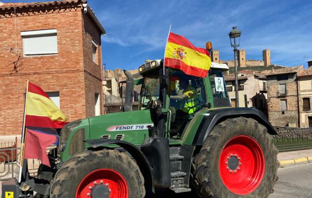 Ángel Luis en su tractor camino de la manifestación Ángel Luis en su tractor camino de la manifestación