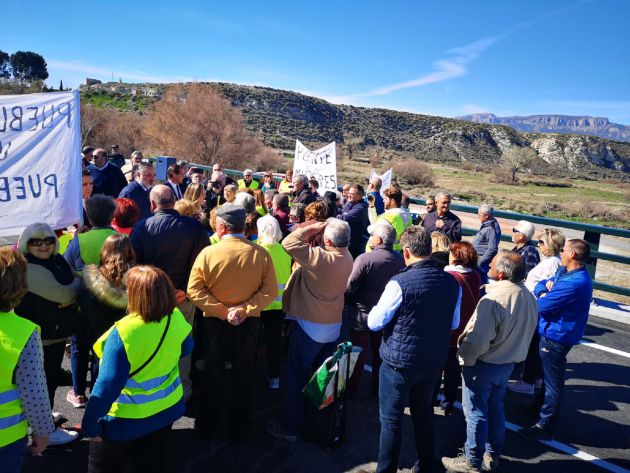 Movilización vecinal en la reapertura del puente sobre el río Baza en Benamaurel Movilización vecinal en la reapertura del puente sobre el río Baza en Benamaurel