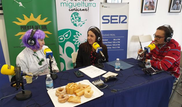 Laura Arriaga, alcaldesa de Miguelturra, con nuestra compañera Gema Molina y nuestro colaborador y experto gastronómico Fernando Buitrón Laura Arriaga, alcaldesa de Miguelturra, con nuestra compañera Gema Molina y nuestro colaborador y experto gastronómico Fernando Buitrón