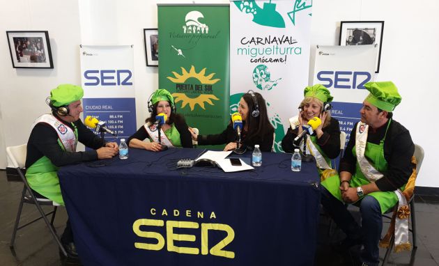Máscaras mayores salientes y las entrantes de 2020 con Gema Molina en nuestro set de Carnaval Máscaras mayores salientes y las entrantes de 2020 con Gema Molina en nuestro set de Carnaval