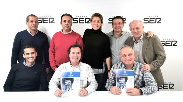 De derecha a izquierda: Carlos Arcaya, Pepu Entrellardat, María Mompó, Rafael Boluda, Francisco Sirvent y sentados, David Molina, José Manuel Albentosa y Javier Astillero De derecha a izquierda: Carlos Arcaya, Pepu Entrellardat, María Mompó, Rafael Boluda, Francisco Sirvent y sentados, David Molina, José Manuel Albentosa y Javier Astillero