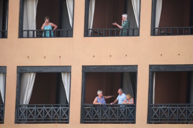 Turistas confinados en el hotel H10 Costa Adeje Palace en La Caleta. Turistas confinados en el hotel H10 Costa Adeje Palace en La Caleta.