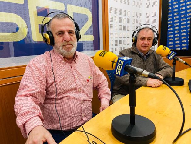 El portavoz de varias asociaciones de vecinos, Miguel Ángel Aguilera; y el presidente de la Federación de Vecinos Alzahara, Antonio Toledano. El portavoz de varias asociaciones de vecinos, Miguel Ángel Aguilera; y el presidente de la Federación de Vecinos Alzahara, Antonio Toledano.