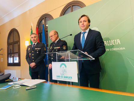 El delegado territorial de la Junta de Andalucía en Córdoba, Antonio Repullo, junto a dos mandos de la Policía Adscrita a la administración autonómica. El delegado territorial de la Junta de Andalucía en Córdoba, Antonio Repullo, junto a dos mandos de la Policía Adscrita a la administración autonómica.