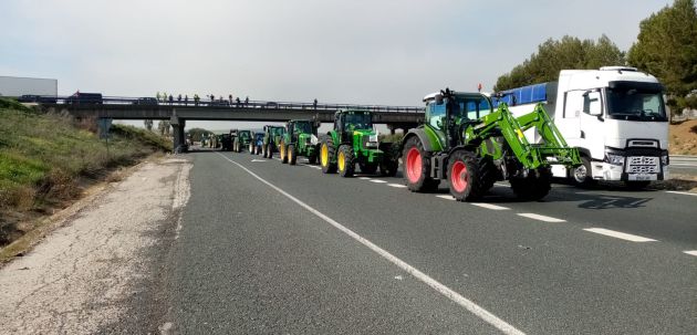 Tractores en la A-4, a la altura de Carmona Tractores en la A-4, a la altura de Carmona
