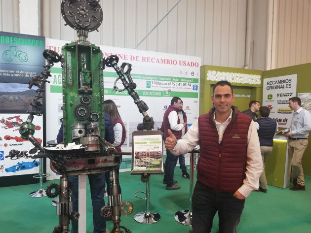 Antonio Pérez, en su stand de Agrodesguaces Antonio Pérez, en su stand de Agrodesguaces