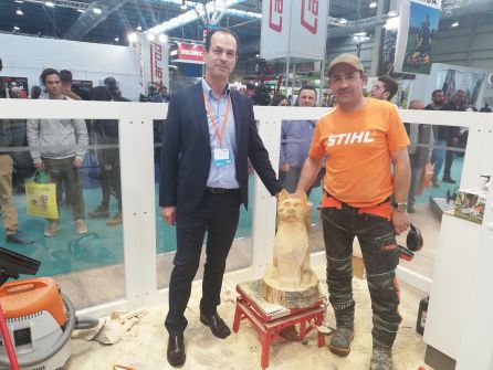 Josep Bressoli y "Abel" junto a uno de los modelados de STIHL Josep Bressoli y "Abel" junto a uno de los modelados de STIHL