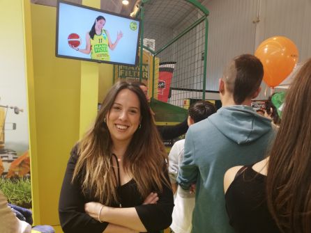 Irene Pardo, responsable de marketing de MANN FILTER, junto a la canasta que han colocado en su expositor Irene Pardo, responsable de marketing de MANN FILTER, junto a la canasta que han colocado en su expositor