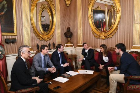 Reunión entre el presidente de la Junta y el alcalde en el despacho del primer edil Reunión entre el presidente de la Junta y el alcalde en el despacho del primer edil