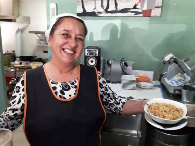 Mercedes, la cocinera de Lodelui, con un arroz con tagarninas Mercedes, la cocinera de Lodelui, con un arroz con tagarninas