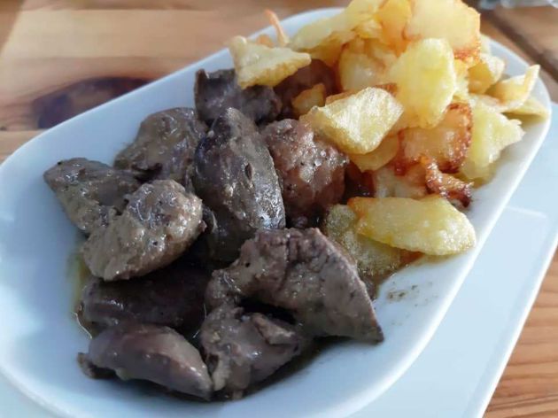 Higaditos guisados con patatas fritas Higaditos guisados con patatas fritas