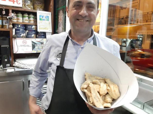 Antonio, con un papelón de gallo frito bien despachao Antonio, con un papelón de gallo frito bien despachao