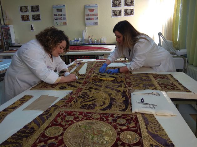 Trabajo de restauración de una pieza textil Trabajo de restauración de una pieza textil