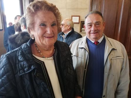 Socorro y José, momentos antes de recibir la figura conmemorativa de los amantes Socorro y José, momentos antes de recibir la figura conmemorativa de los amantes