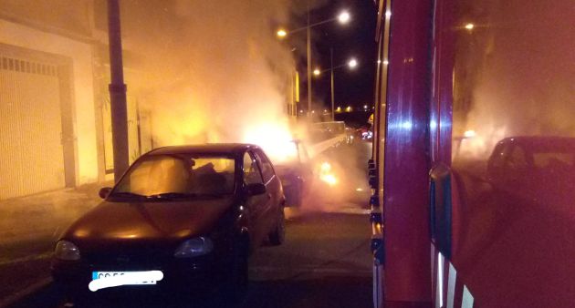 Los bomberos extinguiendo el incendio de un vehículo en la calle Tajaraste de Argana Alta. Los bomberos extinguiendo el incendio de un vehículo en la calle Tajaraste de Argana Alta.