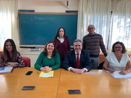 El delegado, Antonio Sutil, sentado segundo por la derecha, acompañado de la alcaldesa, M.ª Teresa García, concejales y técnicas de la delegación El delegado, Antonio Sutil, sentado segundo por la derecha, acompañado de la alcaldesa, M.ª Teresa García, concejales y técnicas de la delegación