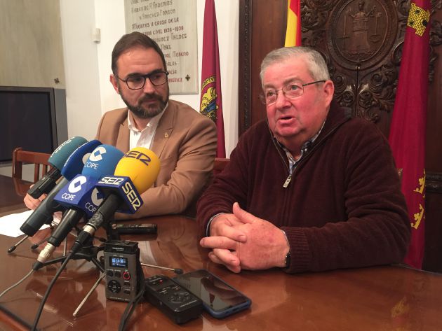 El alcalde de Lorca, Diego José Mateos, y Patricio Gómez, portavoz de la Plataforma Villaespesa Soterrada El alcalde de Lorca, Diego José Mateos, y Patricio Gómez, portavoz de la Plataforma Villaespesa Soterrada