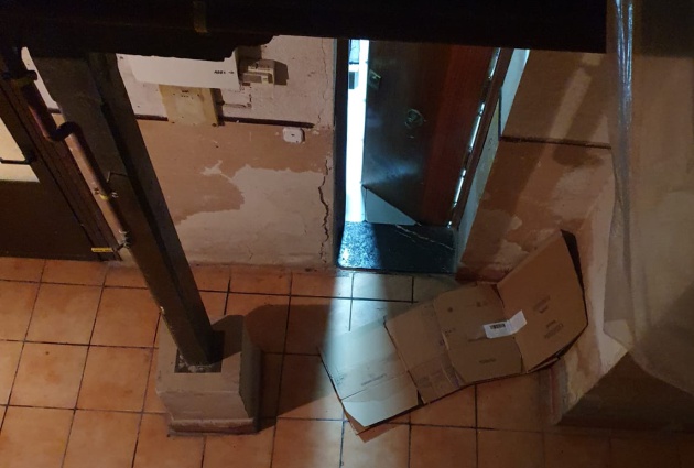 La puerta de 'BacOn' que expulsa los humos al patio de vecinos. La puerta de 'BacOn' que expulsa los humos al patio de vecinos.