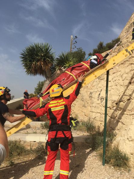 Los bomberos del SPEIS, con el turista, supuesta víctima en el Monte Benacantil. Los bomberos del SPEIS, con el turista, supuesta víctima en el Monte Benacantil.