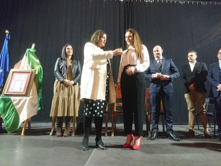 La alcaldesa, M.ª Teresa García, impone el Escudo de Oro de la Ciudad a Gema Jiménez La alcaldesa, M.ª Teresa García, impone el Escudo de Oro de la Ciudad a Gema Jiménez