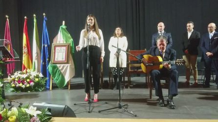 Gema Jiménez interpreta su versión del Himno de Andalucía, acompañada a la guitarra por Eduardo Rebollar Gema Jiménez interpreta su versión del Himno de Andalucía, acompañada a la guitarra por Eduardo Rebollar