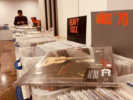Un vinilo de Nick Drake sobresale de una caja en la feria del disco de Córdoba Un vinilo de Nick Drake sobresale de una caja en la feria del disco de Córdoba