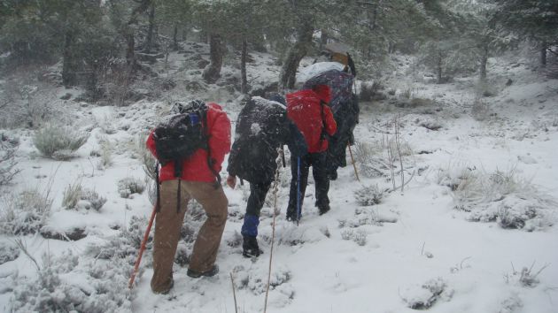Aristóteles Moreno y sus compañeros del club de montañismo 'Llega como puedas' tratan de ascender el pico de Gor, en la Sierra de Baza, poco antes de ser alcanzados por una ciclogénesis explosiva Aristóteles Moreno y sus compañeros del club de montañismo 'Llega como puedas' tratan de ascender el pico de Gor, en la Sierra de Baza, poco antes de ser alcanzados por una ciclogénesis explosiva