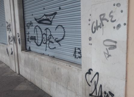 Pintadas en fachadas de la zona centro Pintadas en fachadas de la zona centro