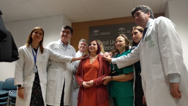 Isabel Bruño rodeada de los profesionales que la han atendido en el Hospital Reina Sofía de Córdoba Isabel Bruño rodeada de los profesionales que la han atendido en el Hospital Reina Sofía de Córdoba