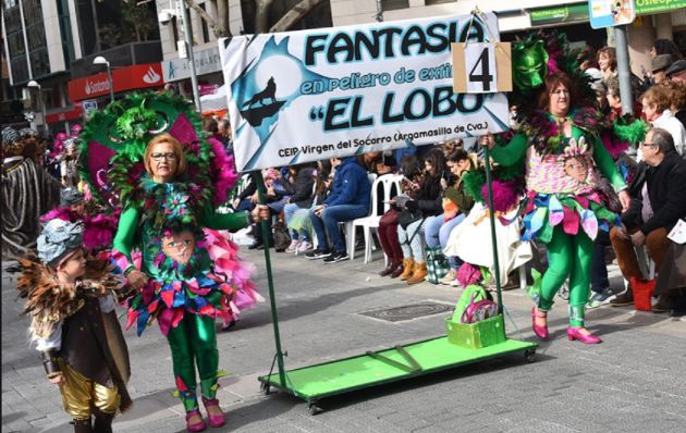 Imagen de la Peña infantil de Argamasilla de Calatrava durante el desfile Imagen de la Peña infantil de Argamasilla de Calatrava durante el desfile