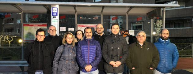 Representantes de los ayuntamientos de la M-607 en la parada de los nuevos autobuses lanzadera SE720 Representantes de los ayuntamientos de la M-607 en la parada de los nuevos autobuses lanzadera SE720